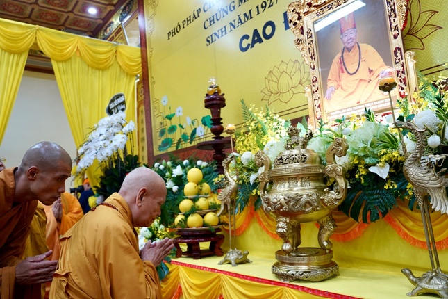 Trưởng lão Hòa thượng Thích Thiện Nhơn, đảnh lễ Giác linh Trưởng lão Hòa thượng Thích Thanh Dục. (Ảnh: giacngo.vn).