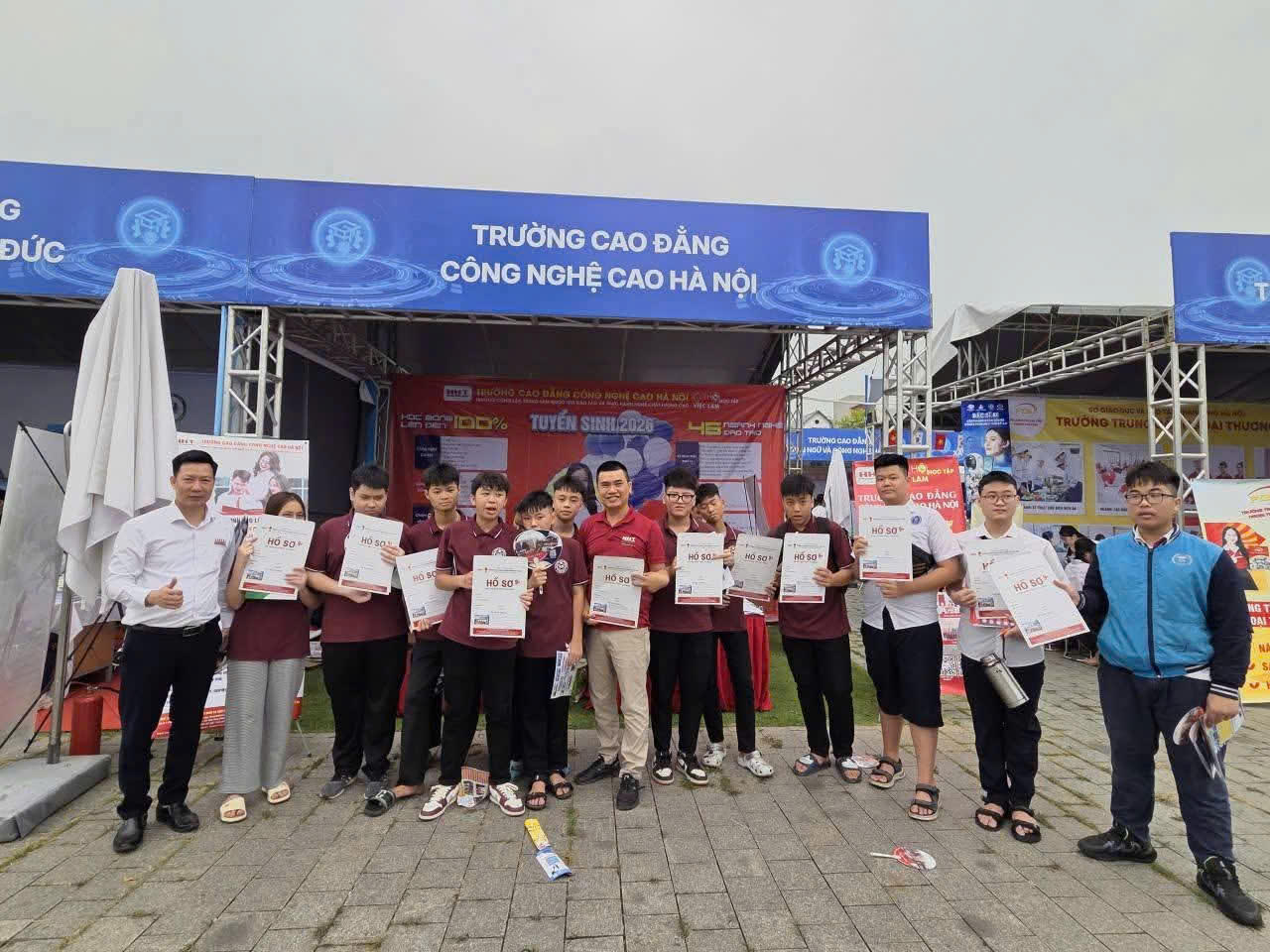 Đông đảo các em học sinh tham gia đăng ký tuyển sinh năm học 2026