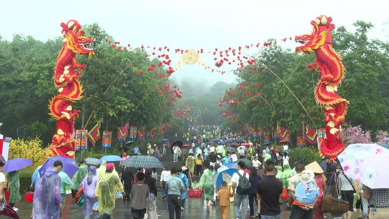 Mưa lớn không cản nổi hàng nghìn người hành hương về đất Tổ