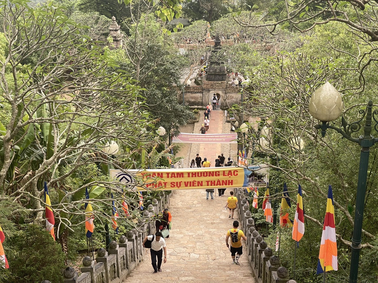 Qua am Thung, vận động viên sẽ tiếp tục tới Thác Bạc, và dần bắt vào cung đường leo quen thuộc. Tại chùa Một Mái, vận động viên của 2 cự ly sẽ chia tay nhau ở đây, cự ly 8km sẽ rẽ phải lên hướng chùa Một Mái và tiếp tục con đường leo với bậc thang đá lên Tượng Phật Hoàng và Chùa Đồng, còn cự ly 5km sẽ đi thẳng đến tới chùa Hoa Yên. 