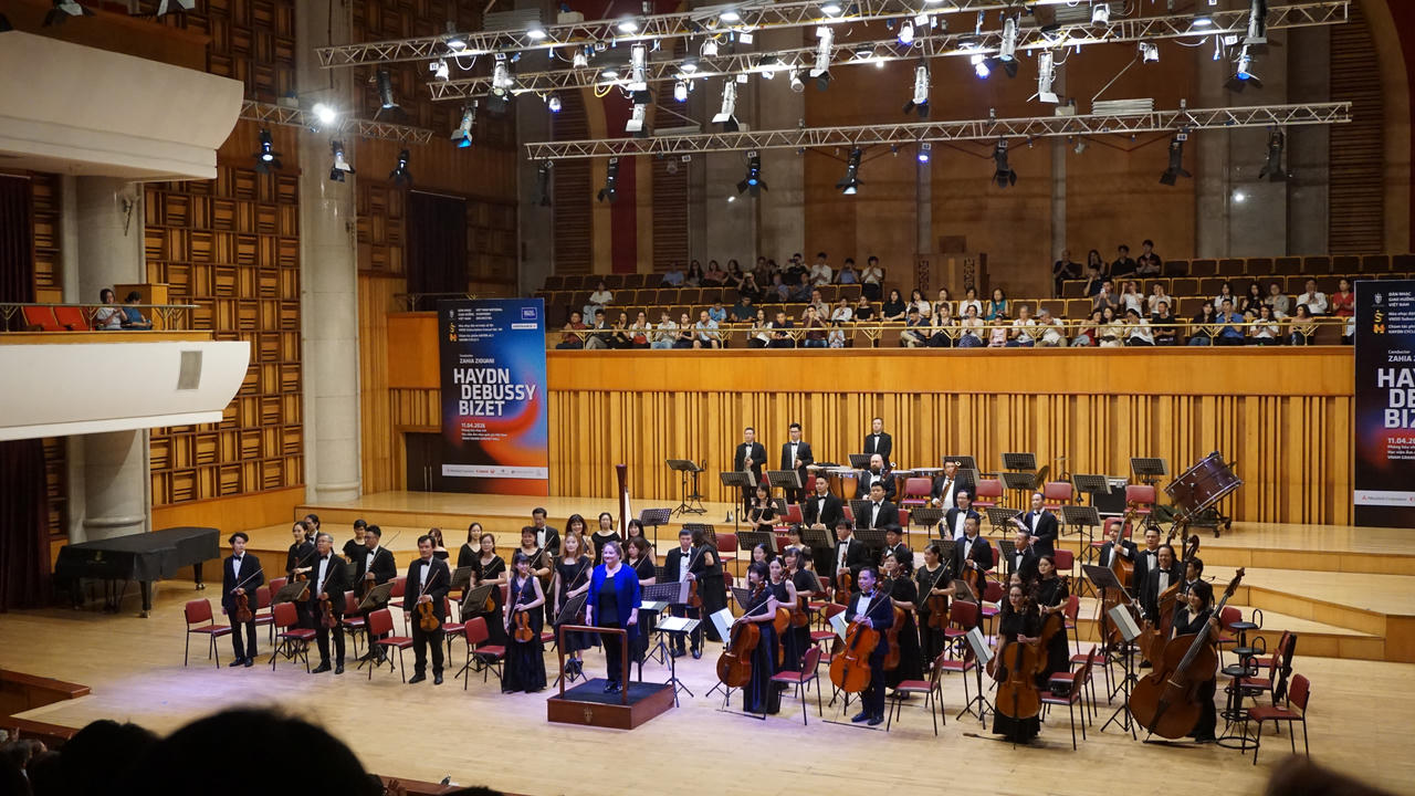 Zahia Ziouani chỉ huy Dàn nhạc Giao hưởng Việt Nam trong chương trình hòa nhạc.