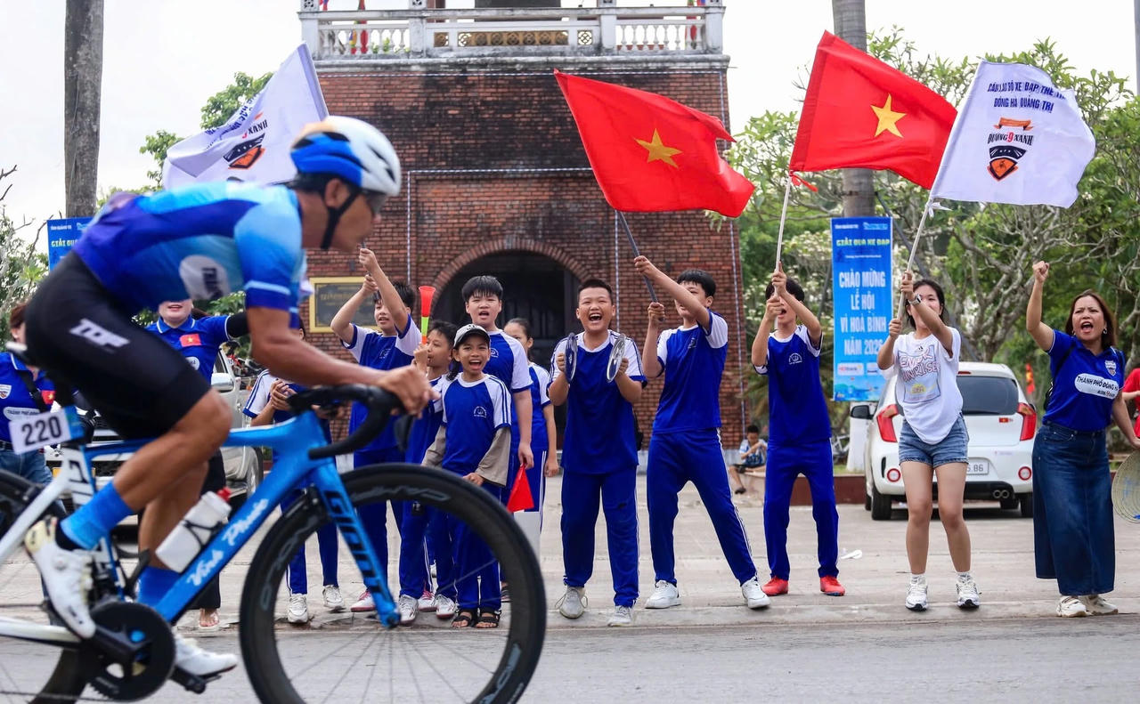 Học sinh cổ vũ nhiệt tình, tiếp thêm khí thế cho các vận động viên trên đường đua. 