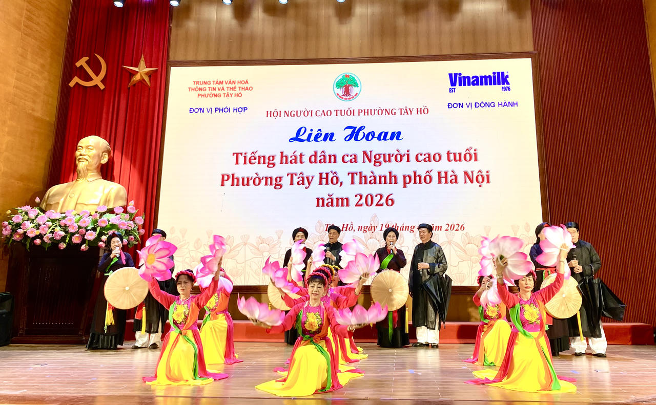 Liên hoan năm nay quy tụ các đội văn nghệ đến từ 68 chi hội người cao tuổi trên địa bàn phường. (Ảnh: PV)