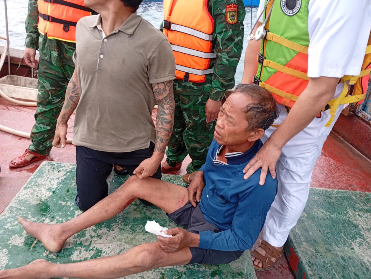 Nạn nhân được sơ cứu, ổn định ban đầu trước khi chuyển vào đất liền điều trị.