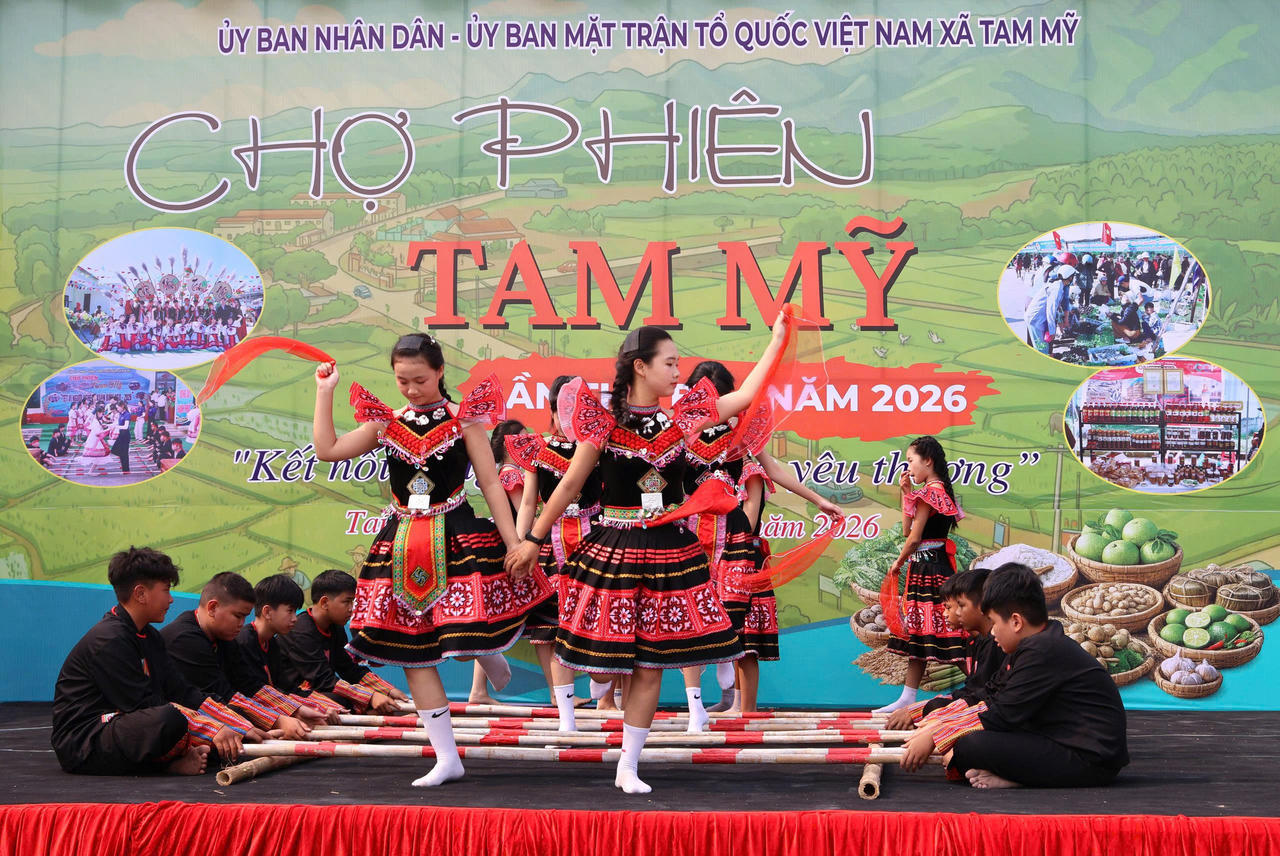 Chuỗi hoạt động văn hóa – giải trí đặc sắc như giao lưu dân ca, hô hát bài chòi, đêm nhạc “Bolero – giai điệu quê hương” tại chợ phiên (Ảnh: Xuân Thương).