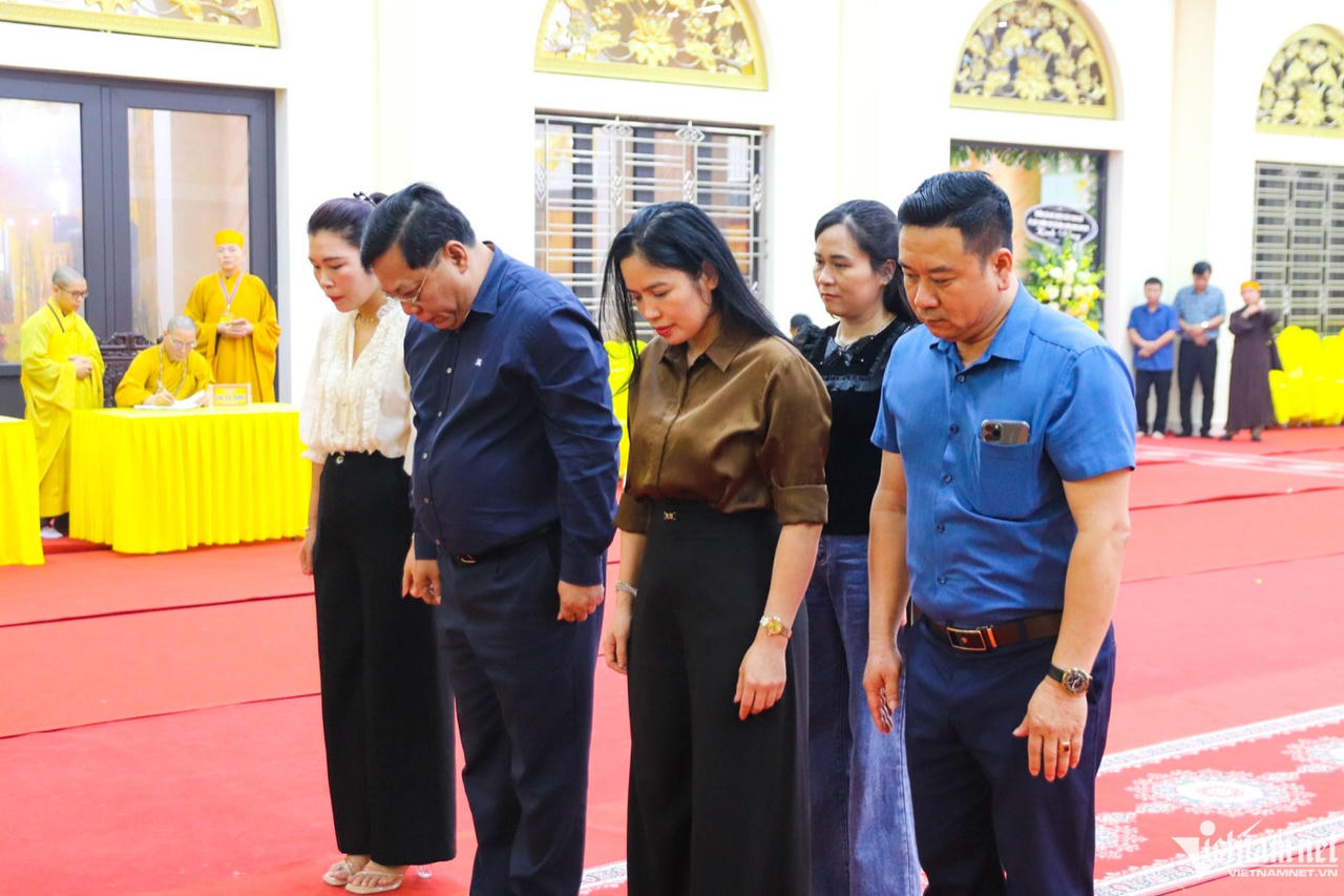 Đoàn Bộ Dân tộc và Tôn giáo do Thứ trưởng Nguyễn Hải Trung làm trưởng đoàn đến dâng hương và kính viếng Trưởng lão Hòa thượng. (Ảnh: Vietnamnet).