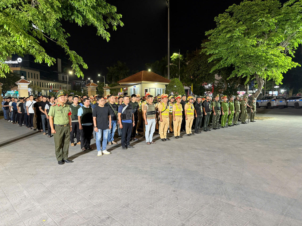 Công an TP Huế ra quân xử lý tình trạng thanh thiếu niên vi phạm pháp luật trên đường phố.