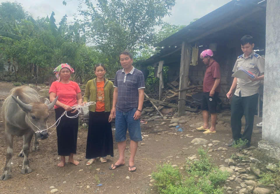 Hình ảnh người cán bộ thi hành án dân sự bám bản, bám cơ sở.