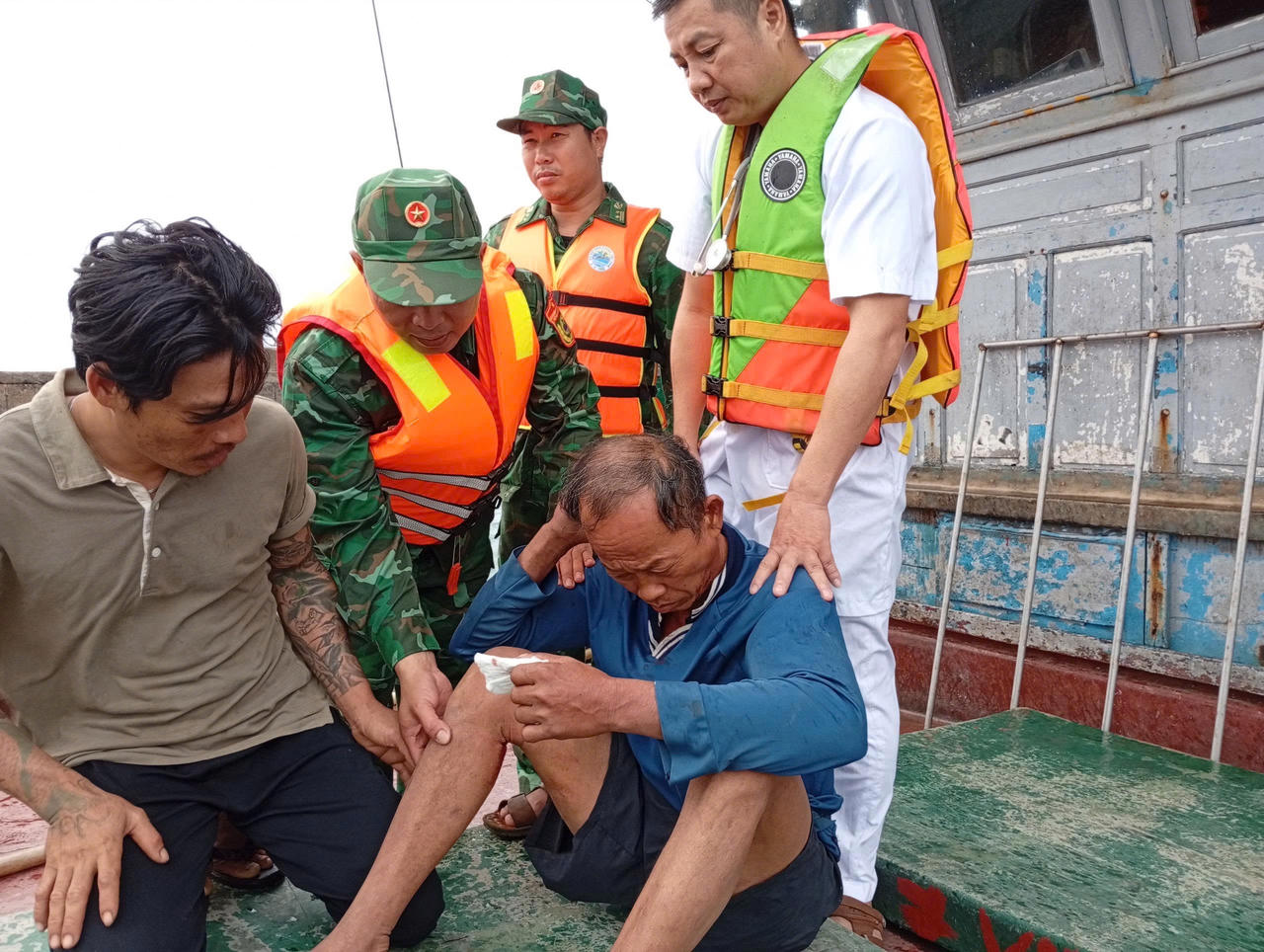 Hải Phòng: Kịp thời cứu nạn ngư dân bị chấn thương nặng trên vùng biển Bạch Long Vĩ