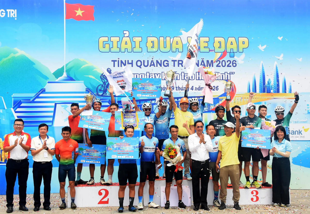 Ban Tổ chức trao giải Nhất, Nhì, Ba toàn đoàn.