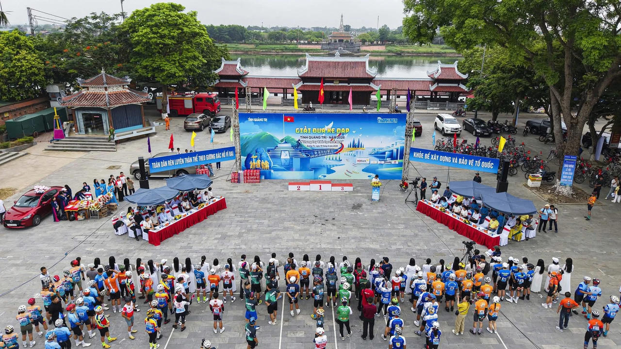 Quang cảnh lễ khai mạc Giải đua xe đạp tỉnh Quảng Trị năm 2026 với chủ đề “Chung tay kiến tạo Hòa bình”.