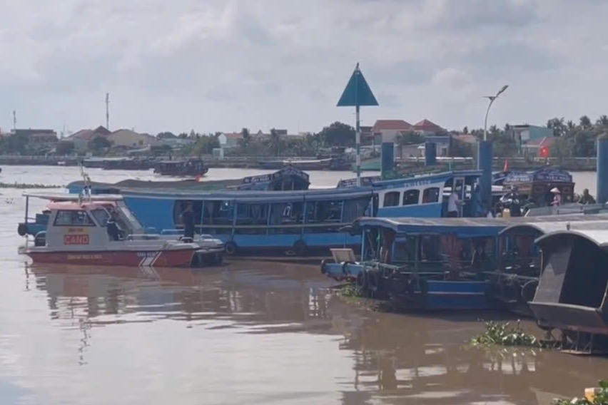 Hai nạn nhân bước lên bờ thì bị rơi xuống sông và mất tích.