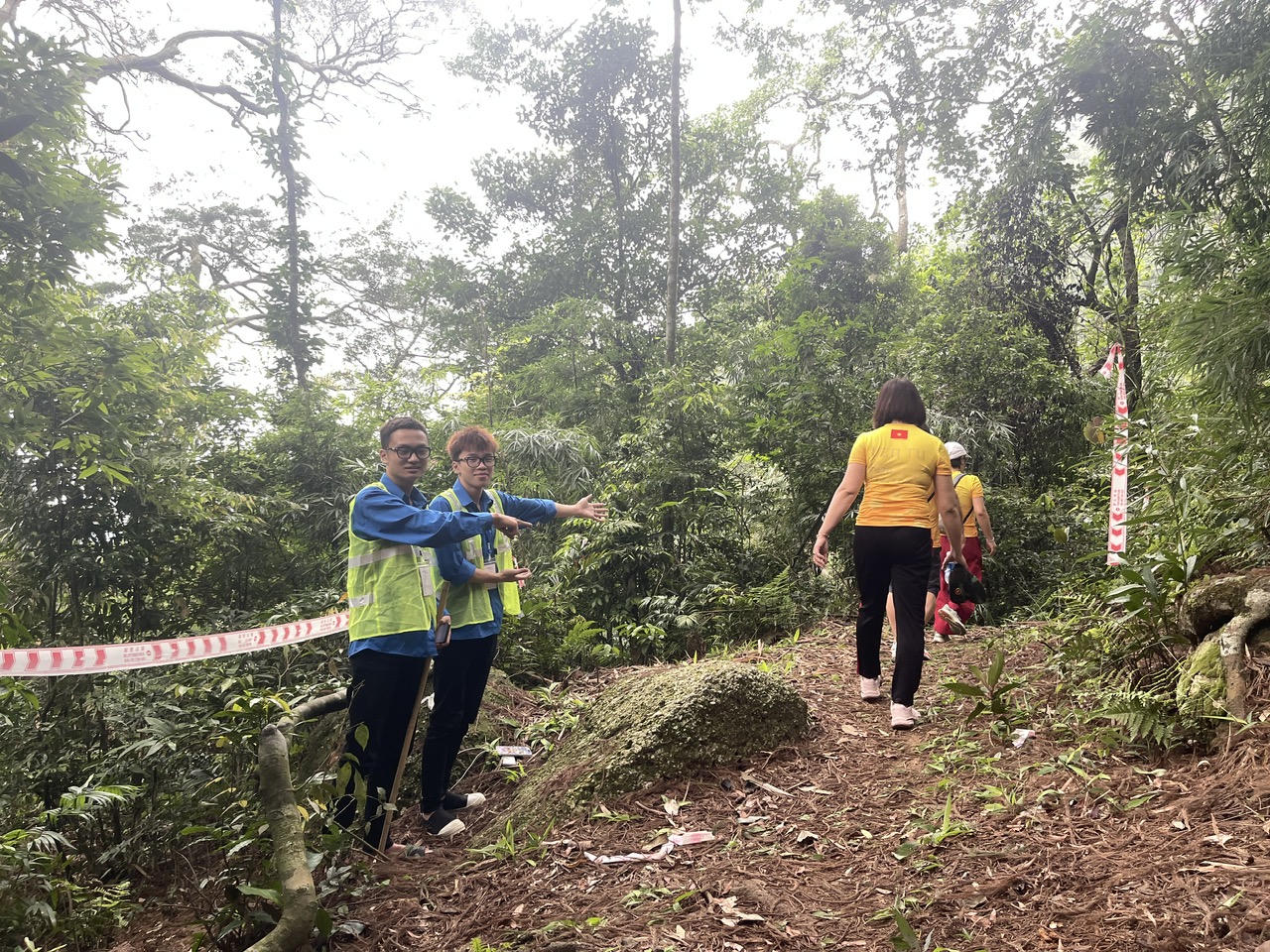 Tuyến đường leo được BTC bố trí biển bảng và Marker rất dày, ngoài ra các thành viên của BTC cùng TNV sẽ hỗ trợ các vận động viên trên toàn tuyến.