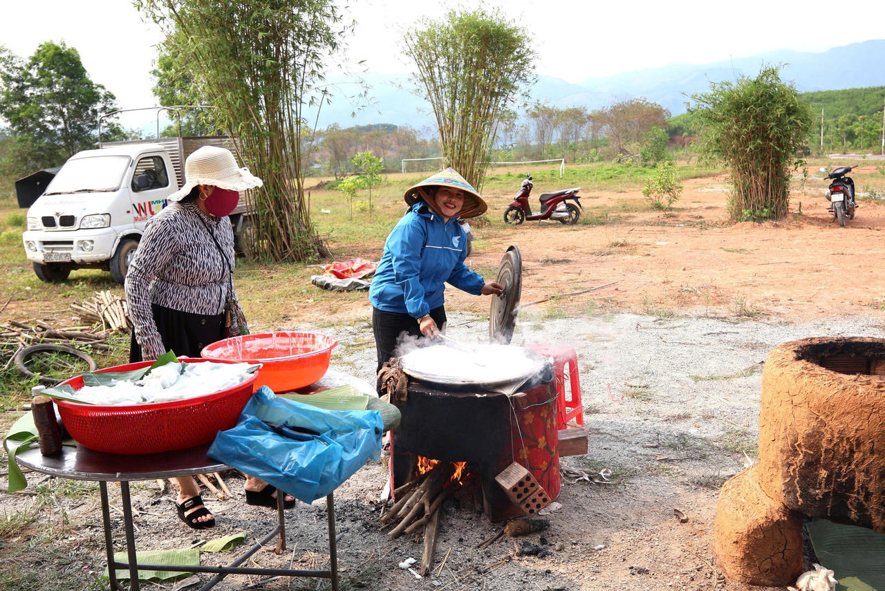 Tráng Mì Quảng theo kiểu truyền thống xưa tại chợ phiên Tam Mỹ (Ảnh: Xuân Thương).