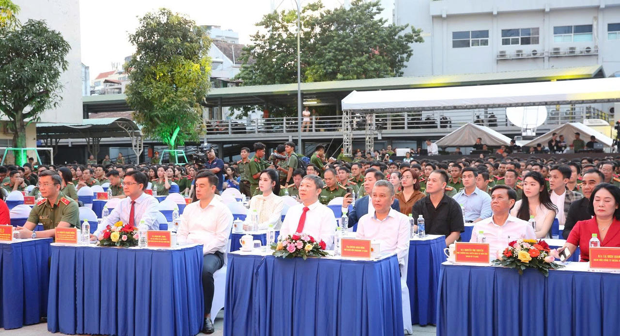 Gần 1.600 đại biểu tham dự buổi phát động hưởng ứng Cuộc thi sáng tạo Video “Tổ quốc bình yên”. (Ảnh: Bùi Yên)