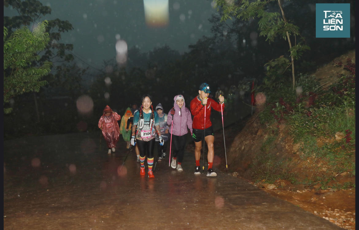 Trong cung đường leo núi, vận động viên sẽ xuyên qua những cánh rừng nguyên sinh xanh mát, hoa đỗ quyên nở rộ khắp các triền núi.