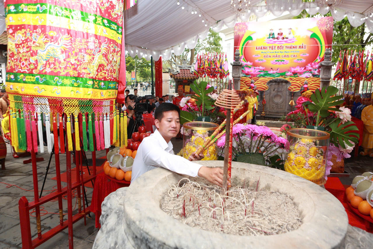 Ông Nguyễn Văn Nhất, Chủ tịch UBND phường Lào Cai dâng hương.