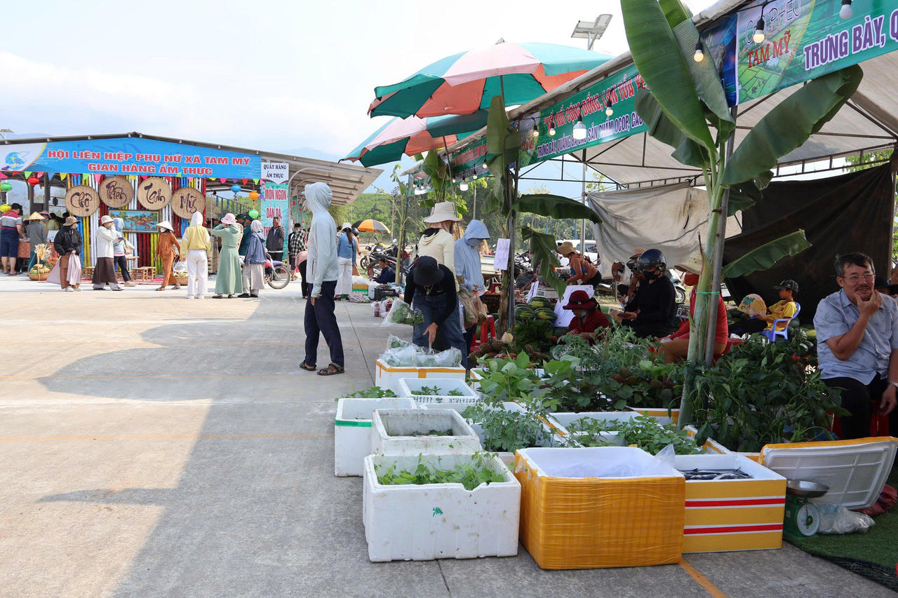 Sản phẩm được trưng bày tại chợ phiên Tam Mỹ lần thứ 3 (Ảnh: Xuân Thương).