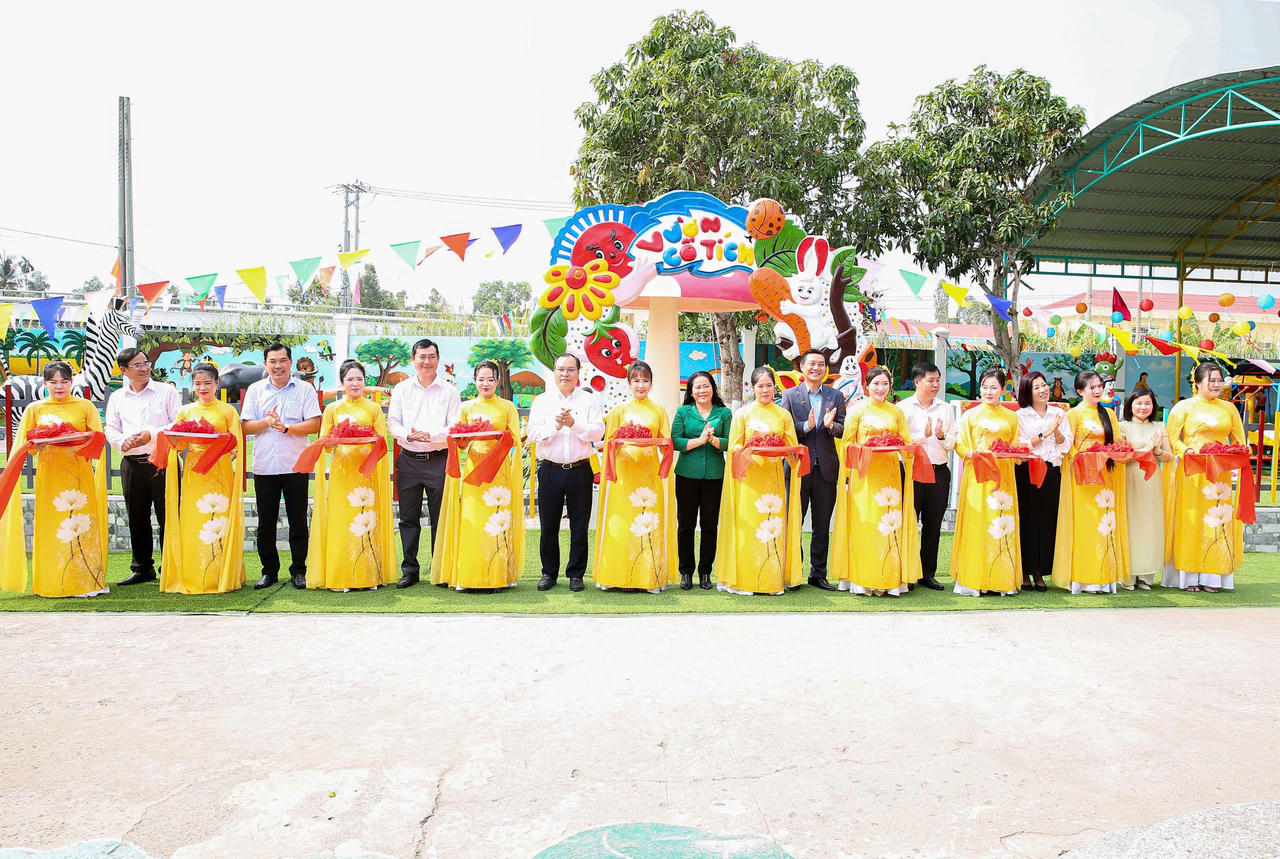 Đại biểu thực hiện nghi thức khánh thành khu vui chơi trẻ em.