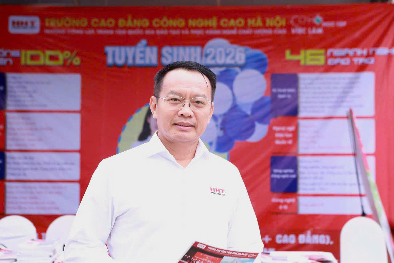 NGƯT.TS Phạm Xuân Khánh - Hiệu trưởng nhà trường trực tiếp tham gia ngày hội