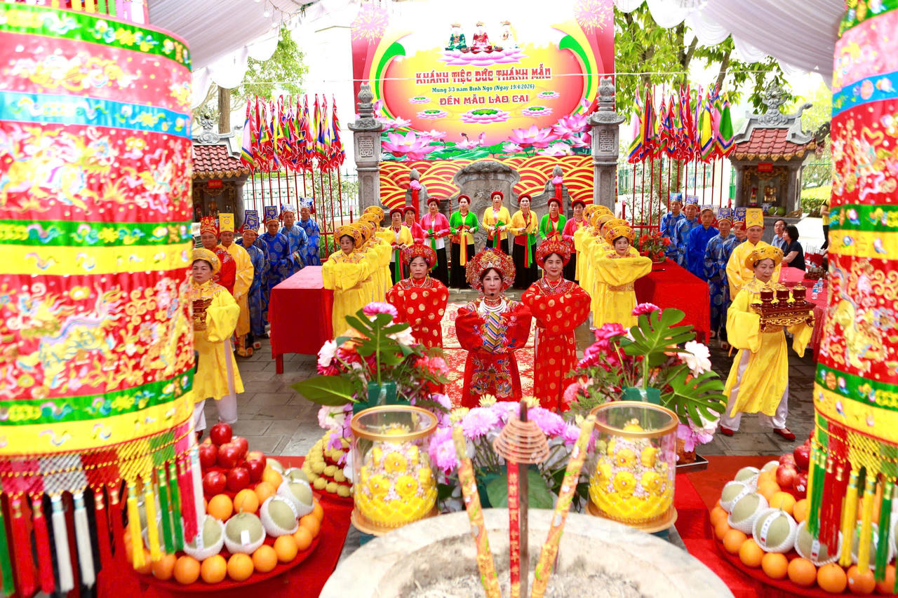 Đội tế nam, đội tế nữ thực hiện các nghi lễ truyền thống.