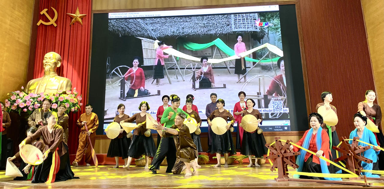 Sôi nổi Liên hoan Tiếng hát dân ca Người cao tuổi phường Tây Hồ năm 2026