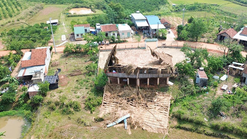 Mưa đá, dông lốc làm sập 2 nhà rông, tốc mái hàng chục nhà dân ở Quảng Ngãi