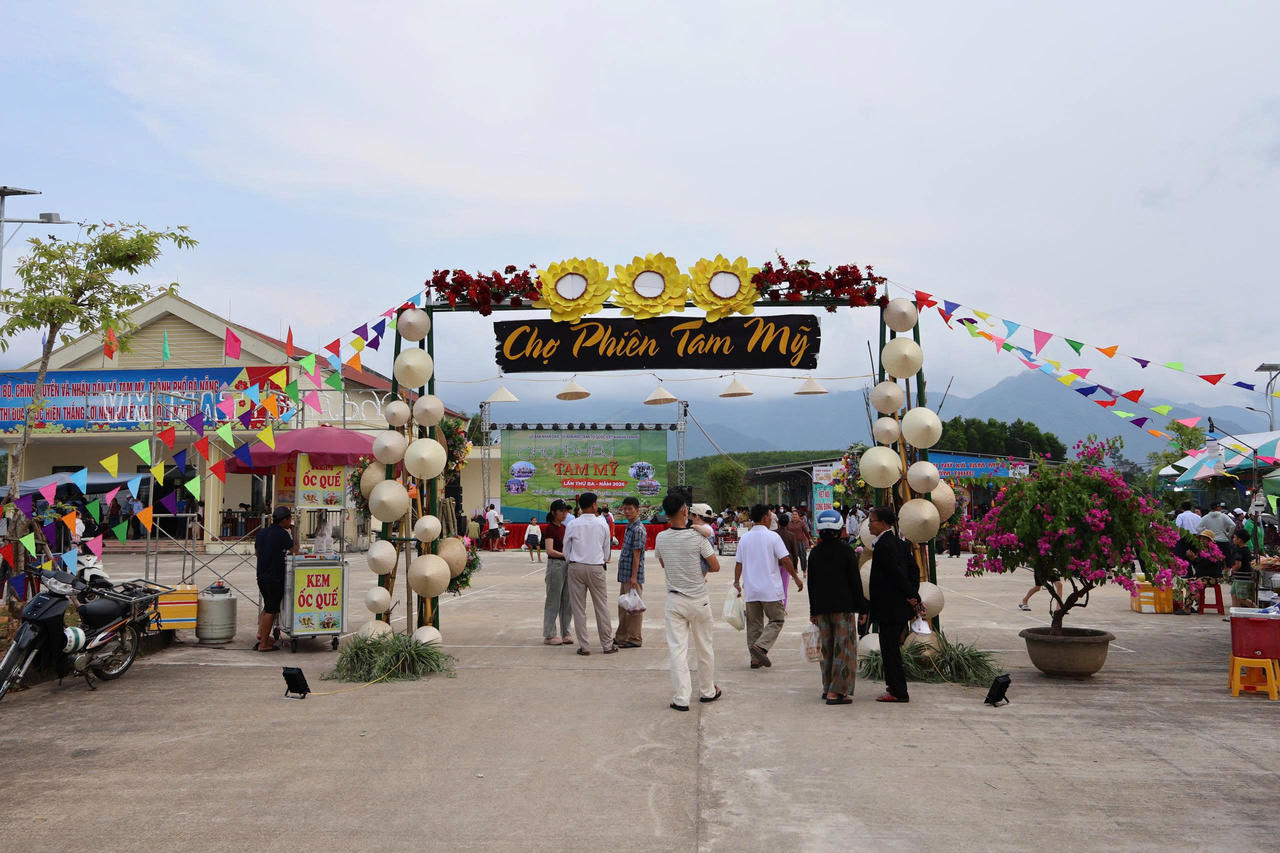 Chợ phiên Tam Mỹ thu hút 100 gian hàng và nhiều du khách (Ảnh: Xuân Thương).