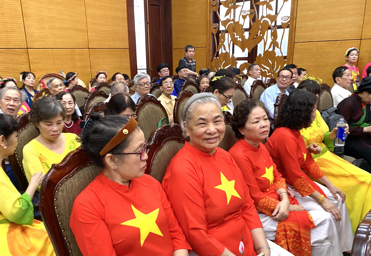 Hình ảnh người cao tuổi hân hoan tham gia Liên hoan&nbsp;Tiếng hát dân ca Người cao tuổi phường Tây Hồ năm 2026. (Ảnh: PV)