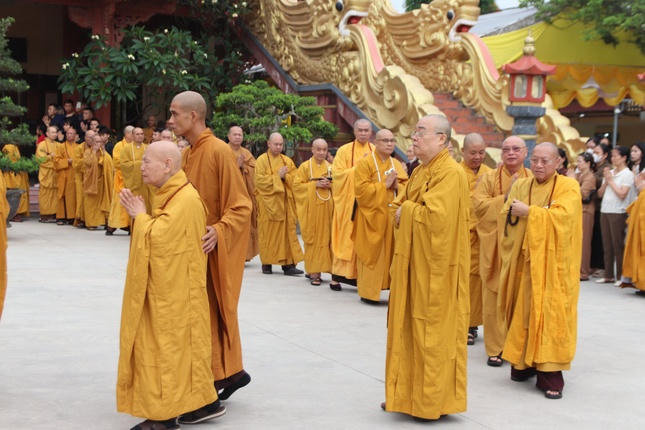 Chủ tịch Hội đồng Trị sự Trưởng lão Hòa thượng Thích Thiện Nhơn  đến dâng hương tiễn biệt bậc cao tăng.