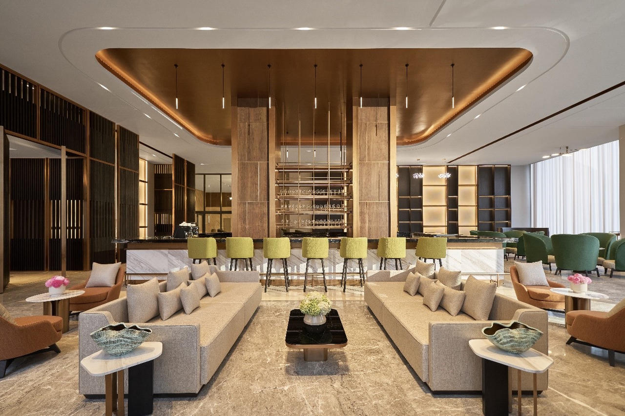 Du khách có thể gặp gỡ, giao lưu, và thưởng thức các thức uống đa dạng được phục vụ cả ngày tại Lumi Lounge, từ cà phê sáng đến cocktail về đêm.