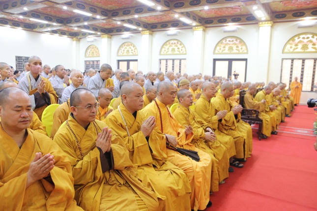 Chư tăng ni, Phật tử nhất tâm cầu nguyện.