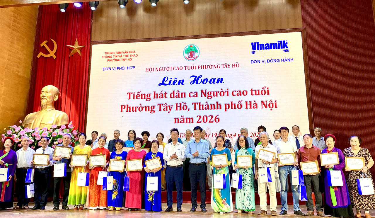Liên hoan Tiếng hát dân ca Người cao tuổi phường Tây Hồ năm 2026 đã khép lại với nhiều dấu ấn sâu sắc. (Ảnh: PV)