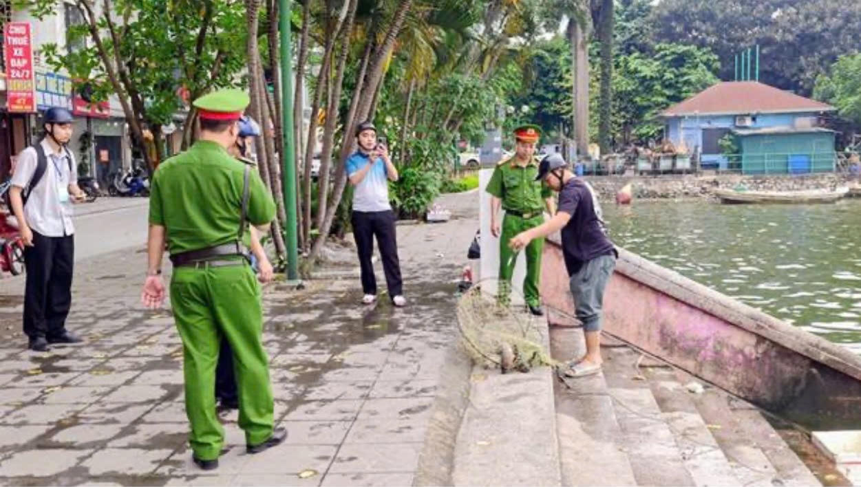 Tổ công tác thu giữ phương tiện đánh bắt cá trái phép.