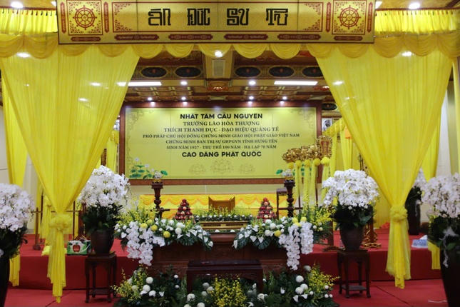 Kim quan Trưởng lão Hòa thượng được an trí tại Giác linh đường chùa Thánh Long.