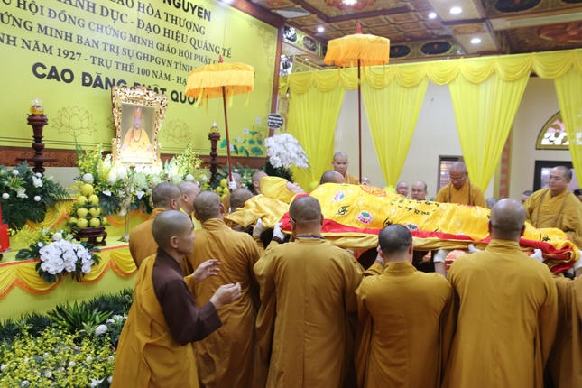 Cung thỉnh nhục thân Trưởng lão Hòa thượng tân viên tịch nhập kim quan. (Ảnh: giacngo.vn)