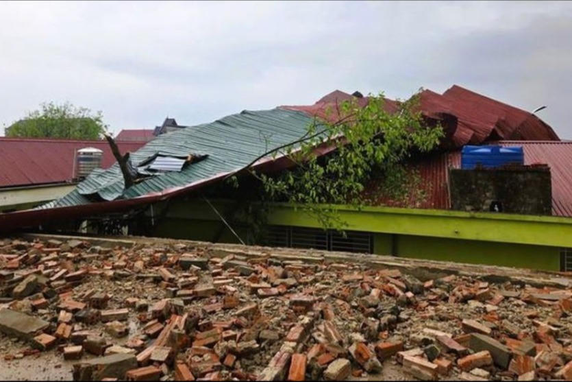 Dông lốc, mưa đá làm 1 người chết, 4 người bị thương, hàng nghìn ngôi nhà hư hỏng