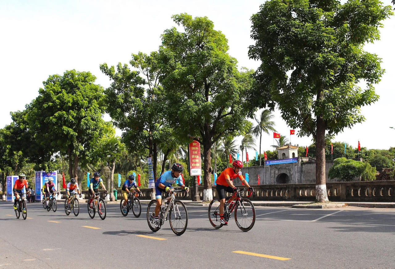 Các vận động viên tranh tài sôi nổi trên cung đường quanh Thành cổ Quảng Trị.