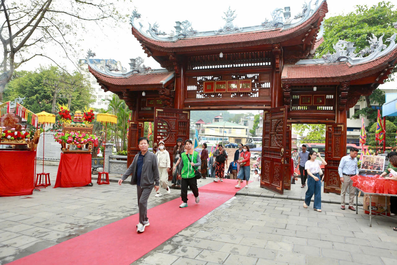 Nhân dân và du khách tham dự buổi lễ.