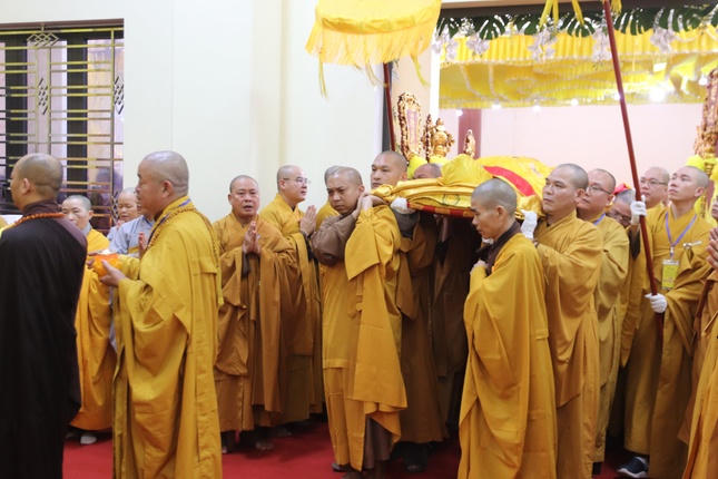 Cung thỉnh nhục thân Trưởng lão Hòa thượng tân viên tịch nhập kim quan.