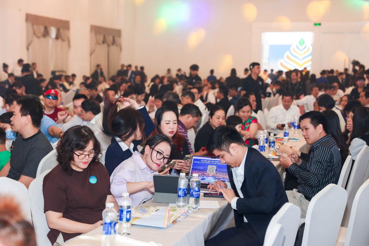 Khách hàng và nhà đầu tư “chen chân” tại sự kiện bán hàng của Vinhomes