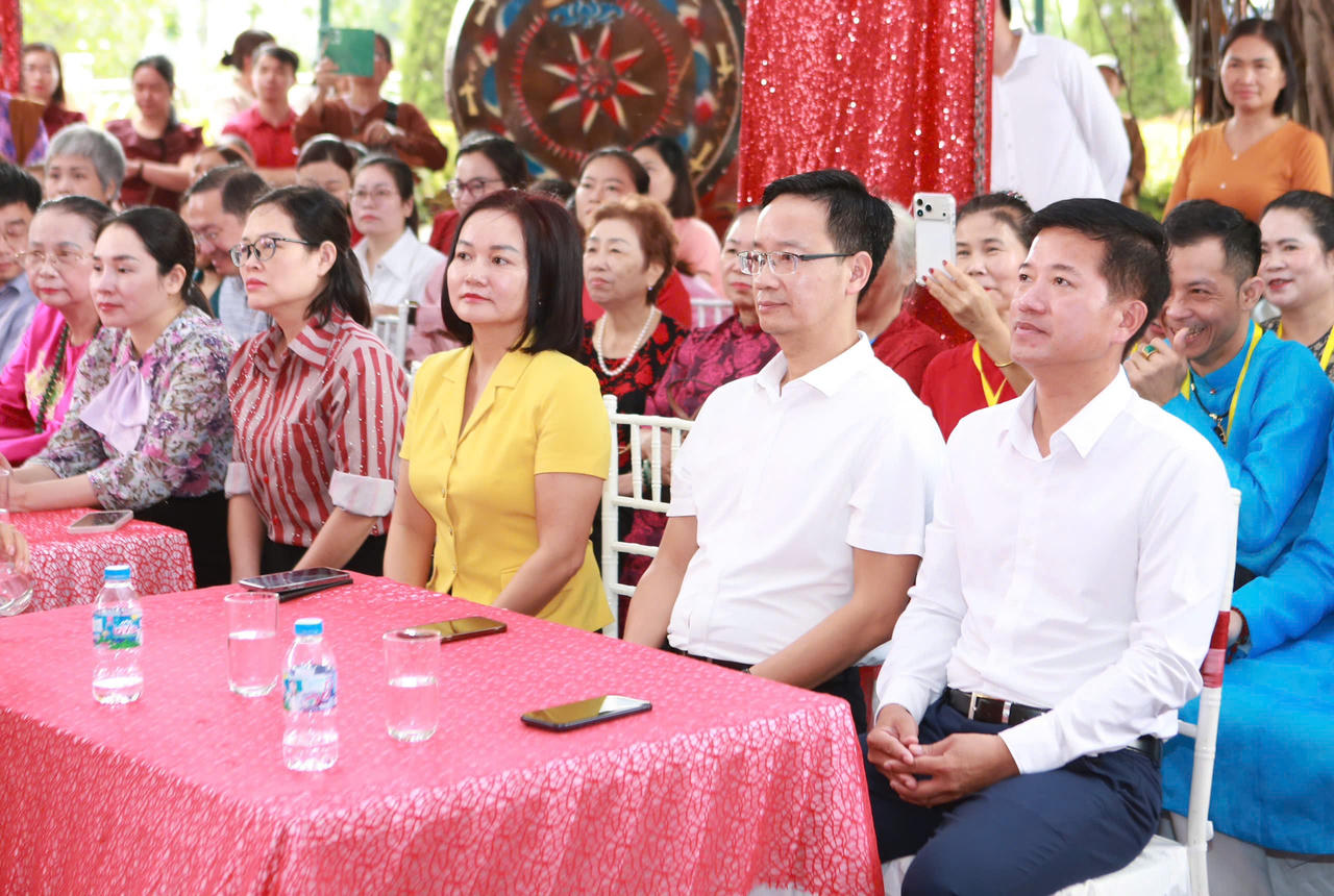 Các đại biểu tham dự buổi lễ.