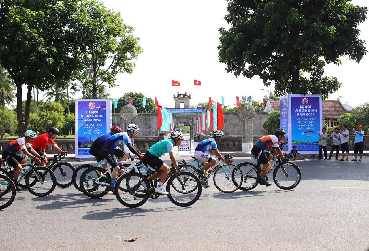 Giải đua xe đạp Quảng Trị năm 2026 diễn ra sôi nổi, thu hút đông đảo vận động viên tham gia tranh tài.