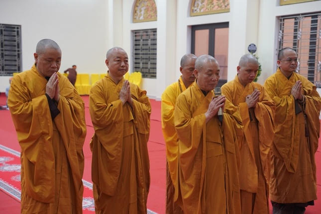 Chư tôn đức Hội đồng Trị sự đảnh lễ Giác linh Trưởng lão Hòa thượng. (Ảnh: giacngo.vn)