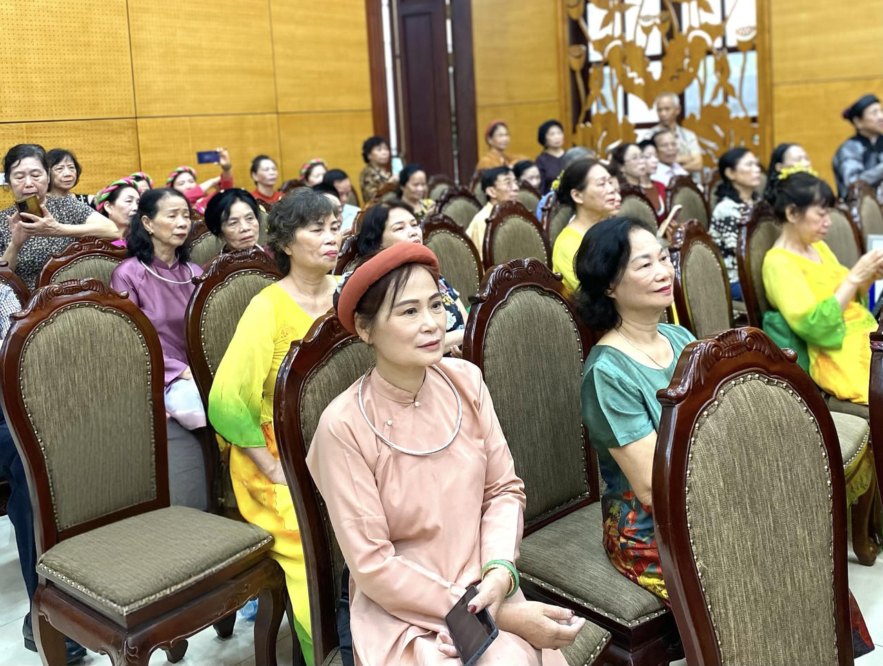 Liên hoan Tiếng hát dân ca Người cao tuổi phường Tây Hồ, Thành phố Hà Nội năm 2026 để lại nhiều dấu ấn đẹp trong lòng người tham gia. (Ảnh: PV)