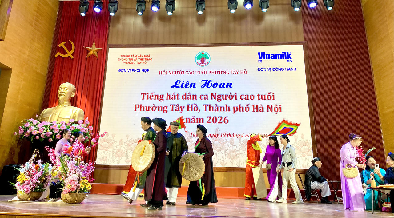 Liên hoan Tiếng hát dân ca Người cao tuổi phường Tây Hồ năm 2026 thu hút sự tham gia của đông đảo hội viên cùng các đại biểu. (Ảnh: PV)