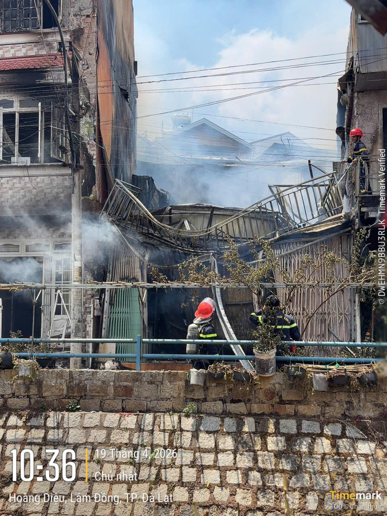 Tới trưa cùng ngày, lực lượng chức năng vẫn tiếp tục ứng trực, tổ chức dập lửa.