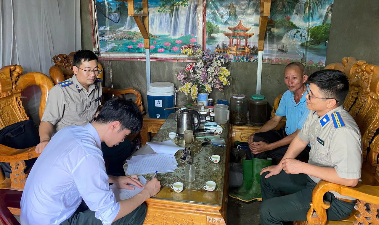 Một buổi làm việc của cán bộ thi hành án với người dân.