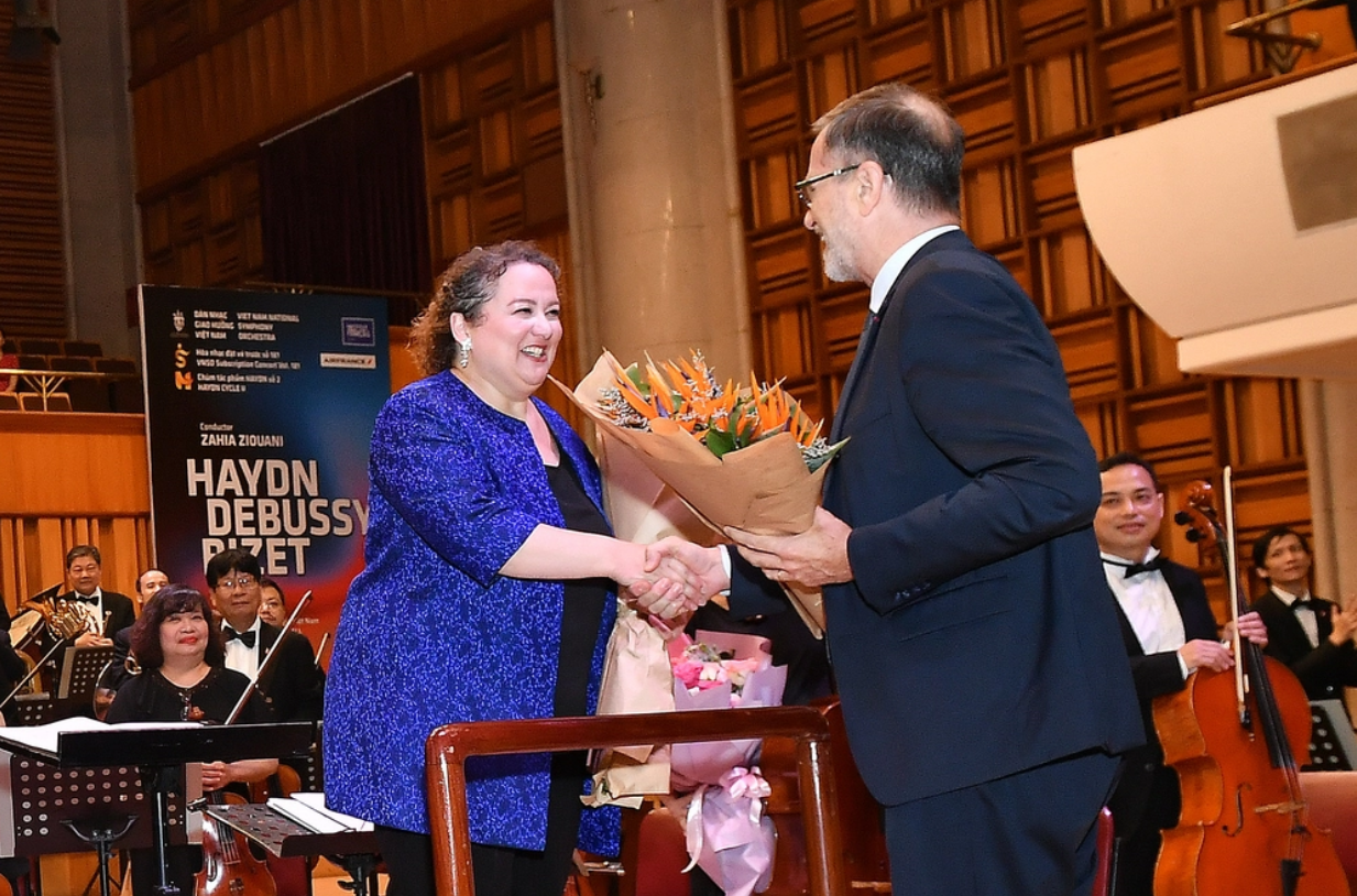 Nhạc trưởng Zahia Ziouani nhận hoa từ ông Olivier Brochet, Đại sứ Pháp tại Việt Nam