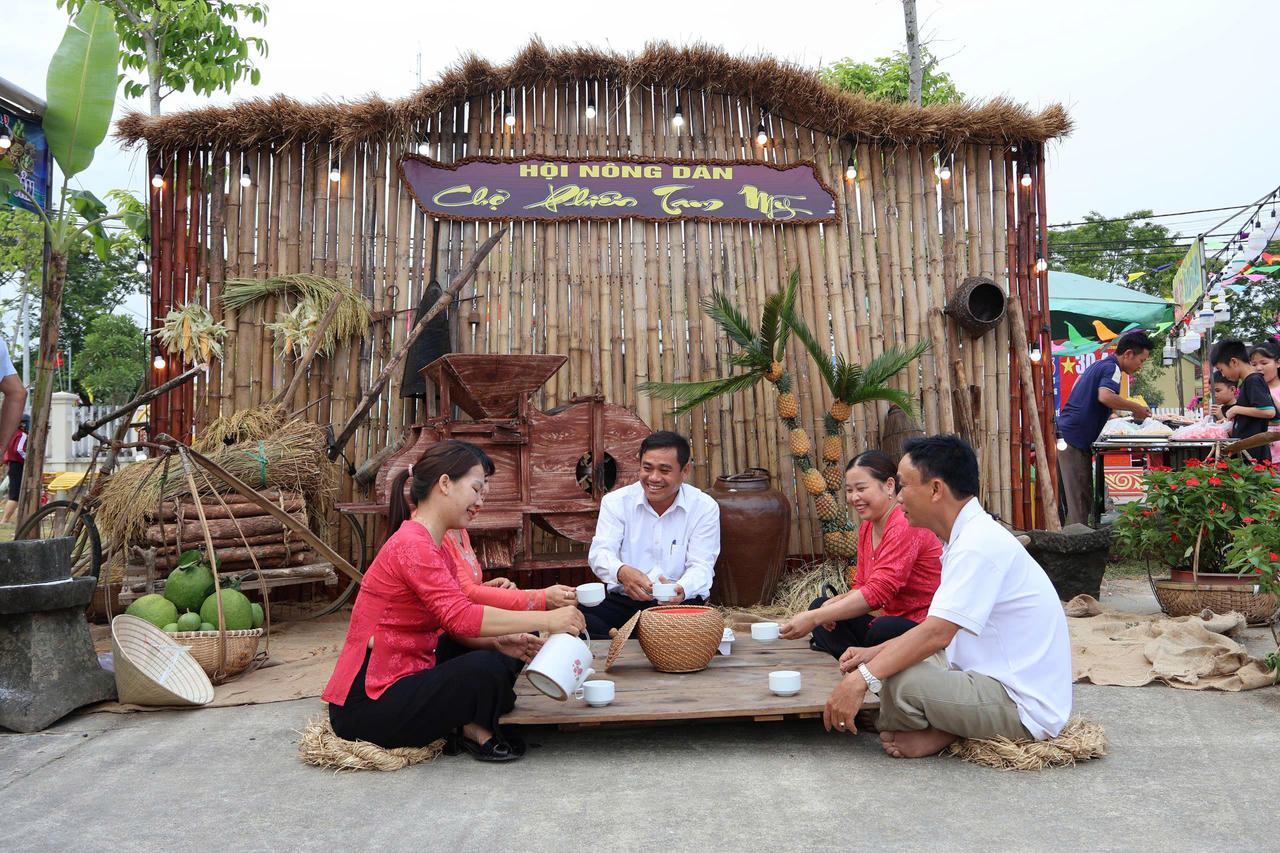 Không gian “Ký ức làng quê” được tái hiện một cách gần gũi với những hình ảnh, vật dụng quen thuộc (Ảnh: Xuân Thương).